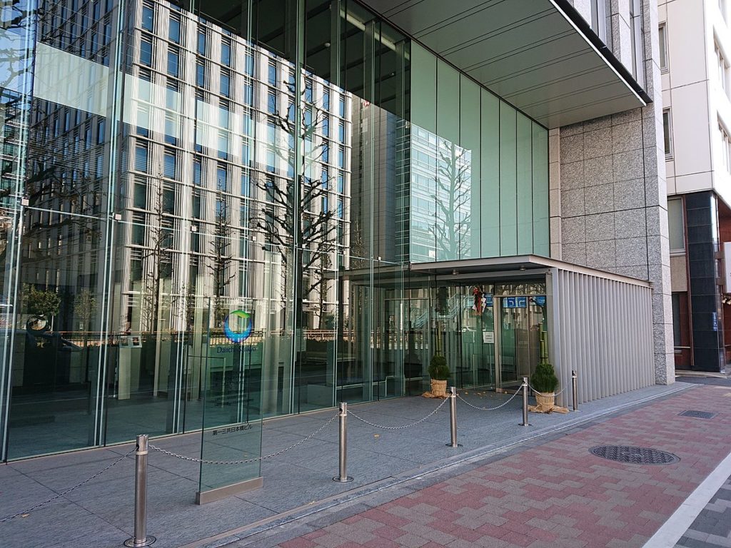 1200px-Daiichi_Sankyo_Nihonbashi_Building,_at_Nihonbashi,_Chuo,_Tokyo_(2019-01-02)_03